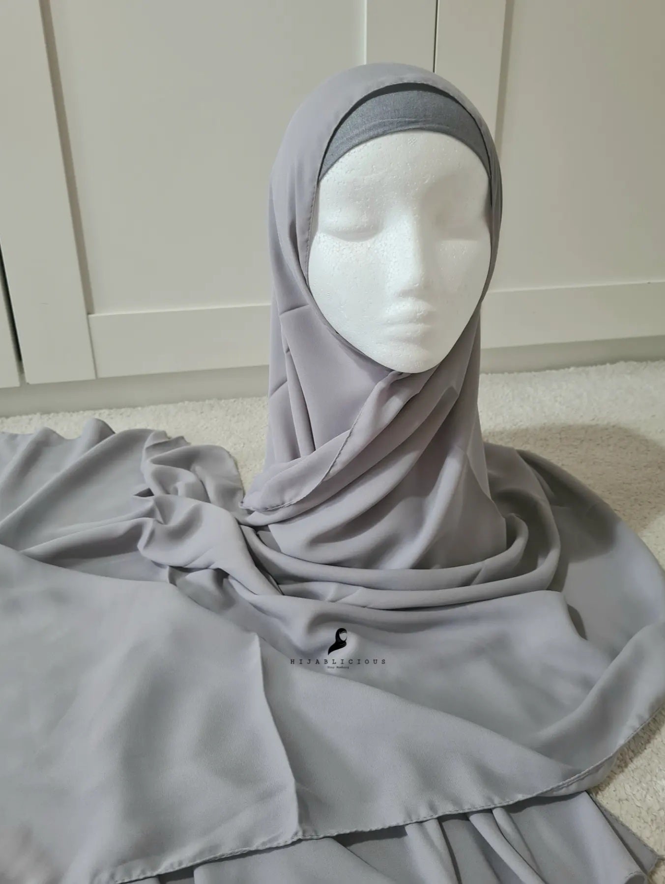 Ensemble avec écharpe en crêpe de luxe + os en gris